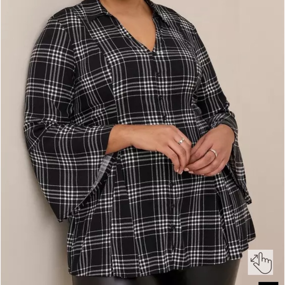 Torrid Black/White Fit And Flare Rayon Slub Button-Front Top Size 1